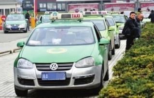 出租車(chē)專(zhuān)用道悖論 專(zhuān)用道不通“專(zhuān)用站”，司機(jī)為何集體沉默？