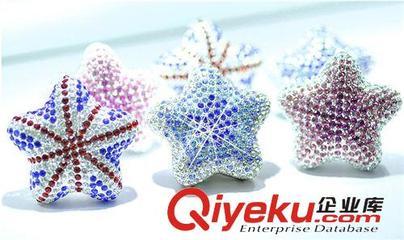 DAD鑲鉆五角星風(fēng)口香水 鑲鉆五角星汽車飾品 水晶鉆海星風(fēng)口香膏-饒平縣海山路士達(dá)汽車裝飾用品經(jīng)營部提供DAD鑲鉆五角星風(fēng)口香水 鑲鉆五角星汽車飾品 水晶鉆海星風(fēng)口香膏的相關(guān)介紹、產(chǎn)品、服務(wù)、圖片、價格饒平縣海山路士達(dá)汽車裝飾用品經(jīng)營部、汽車防爆膜;汽車改裝件;LED燈;汽車飾品;汽車香水;車載小電器;車衣